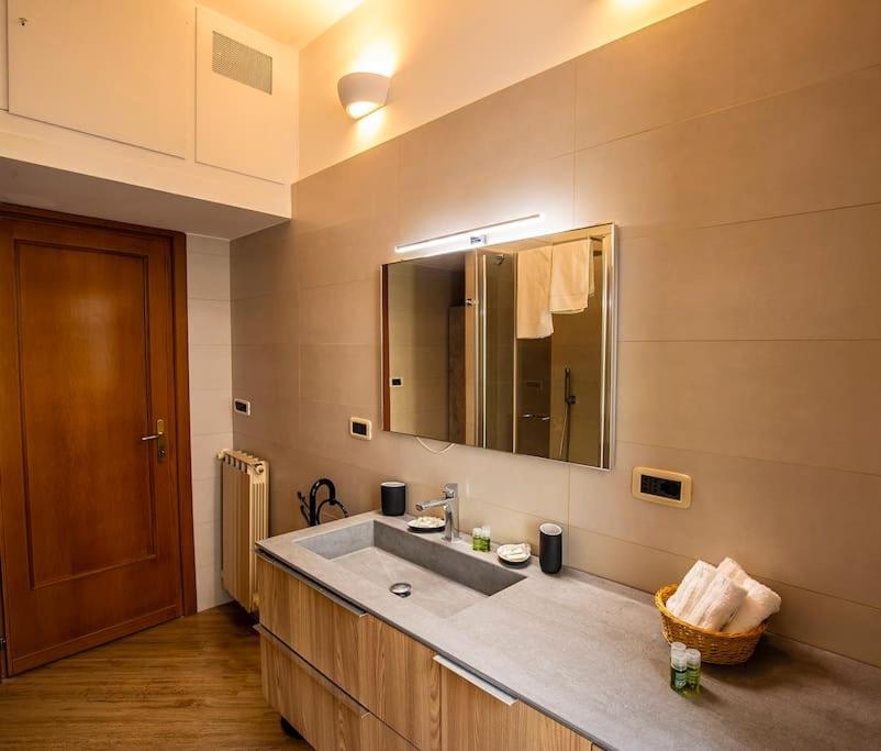 Dimora Al Colosseo, 2 Bedrooms Ρώμη Εξωτερικό φωτογραφία